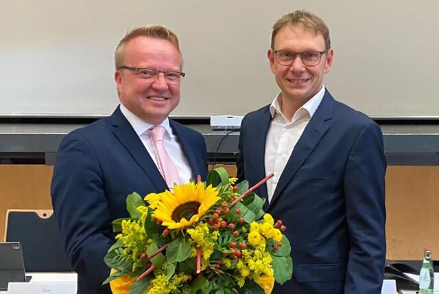 Bürgermeister Lothar Christ (r.) gratulierte Jörg Weber (l.) zu seinem neuen Amt als stellvertretender Bürgermeister.