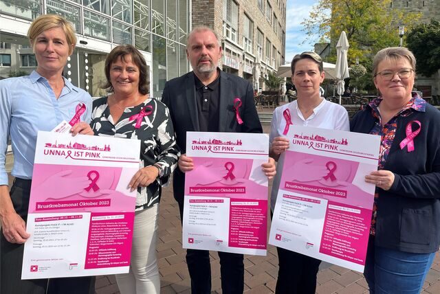 Die Stadt Unna und und das Christliche Klinikum setzen sich gemeinsam gegen Brustkrebs ein: (von links) Dr. Cristin Kühn (Leiterin Brustzentrum Unna-Lünen am Standort CKU), Barbara Liß (Breast Care Nurse, CKU), Bürgermeister Dirk Wigant, Jaqueline Giering (Gleichstellungsbüro Kreisstadt Unna) und die Gleichstellungsbeauftragte Katja Sahmel.