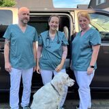 Lisa Erling (Mitte), Thomas Belitz und Lina Fischer stehen vor dem Praxisauto.