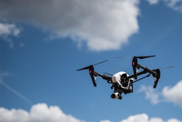 Drohnen sind unbemannte Fluggeräte, die per Funkfernsteuerung oder GPS-gestützter Programmierung gelenkt werden. Sie können unterschiedliche Apparate tragen – zum Beispiel eine Foto- und Videokamera wie das Modell auf diesem Symbolbild.