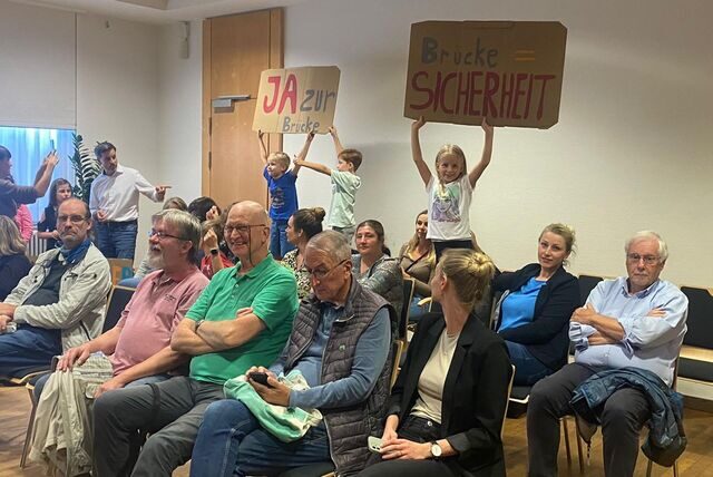 Auch im Zuschauerraum beim Stadtrat hatten sich einige Eltern und Kinder der Wiehagenschule mit Plakaten eingefunden.