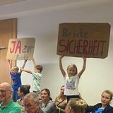 Auch im Zuschauerraum beim Stadtrat hatten sich einige Eltern und Kinder der Wiehagenschule mit Plakaten eingefunden.