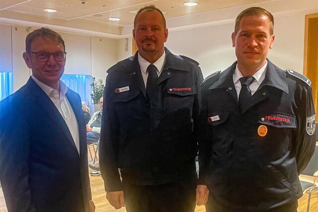 Bürgermeister Lothar Christ (l.) gratulierte Sven Schubert (M.) und Tobias Tenk (r.) zu ihrer neuen Funktion.