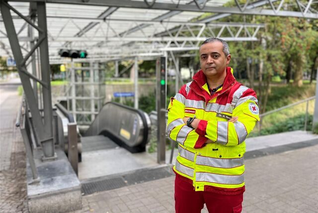 Dr. Ayman Raweh, Herzchirurg und Notarzt am Klinikum Dortmund, zeigt den Punkt in der U-Bahnstation Brügmannplatz, wo der junge Mann am Boden lag.