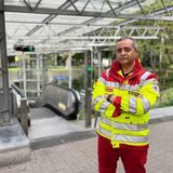 Dr. Ayman Raweh, Herzchirurg und Notarzt am Klinikum Dortmund, zeigt den Punkt in der U-Bahnstation Brügmannplatz, wo der junge Mann am Boden lag.