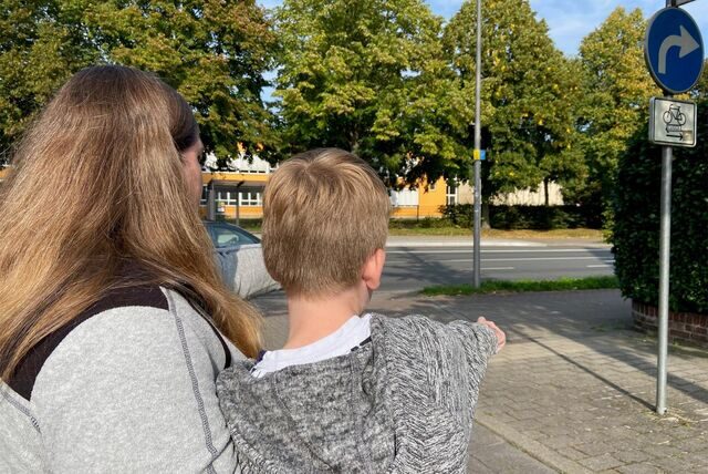 Mutter und Kind vor der Theodor-Fleitmann-Gesamtschule in Schwerte