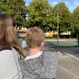 Mutter und Kind vor der Theodor-Fleitmann-Gesamtschule in Schwerte