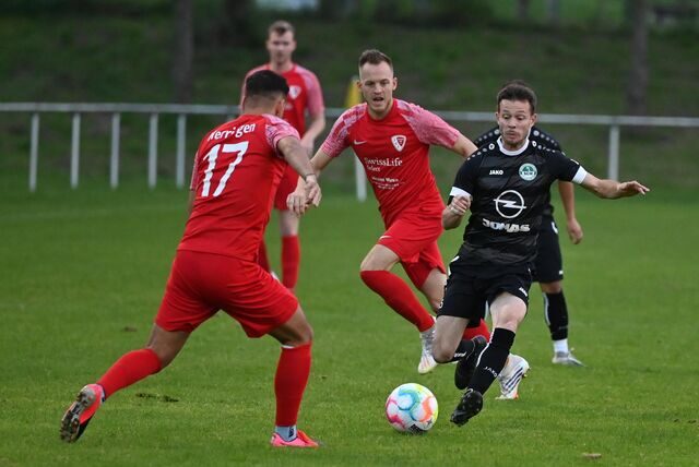 Franco Jans (r.) – hier im Zweikampf mit Herringens Philipp Hayduk – spielte nur eine Halbzeit.