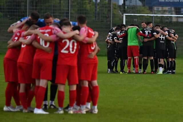 Beide Teams schwören sich vor dem Anpfiff ein