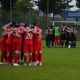 Beide Teams schwören sich vor dem Anpfiff ein