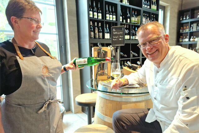 Anja Penka, Weinberaterin in Overkamps Weinschmiede, muss nicht mehr überzeugt werden. Als Fachfrau weiß sie, dass der Mosel-Riesling heute zu den besten Weinen der Welt gehört. Aber bei deutschen Weintrinkern muss sich das erst noch herumsprechen.