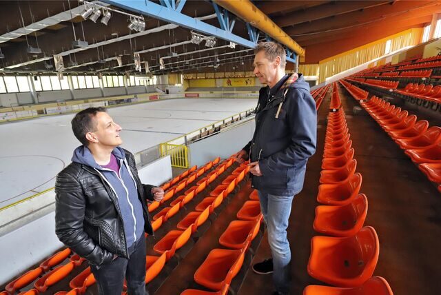 Ingo Malak (links) und Wilhelm Ruck vom Verein „Unna braucht Eis“ stehen in der früheren Eissporthalle in Unna.
