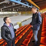 Ingo Malak (links) und Wilhelm Ruck vom Verein „Unna braucht Eis“ stehen in der früheren Eissporthalle in Unna.