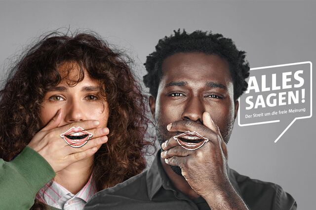 Zwei Menschen halten sich die Hand vor den Mund, davor liegen Grafiken mit geöffneten Mündern