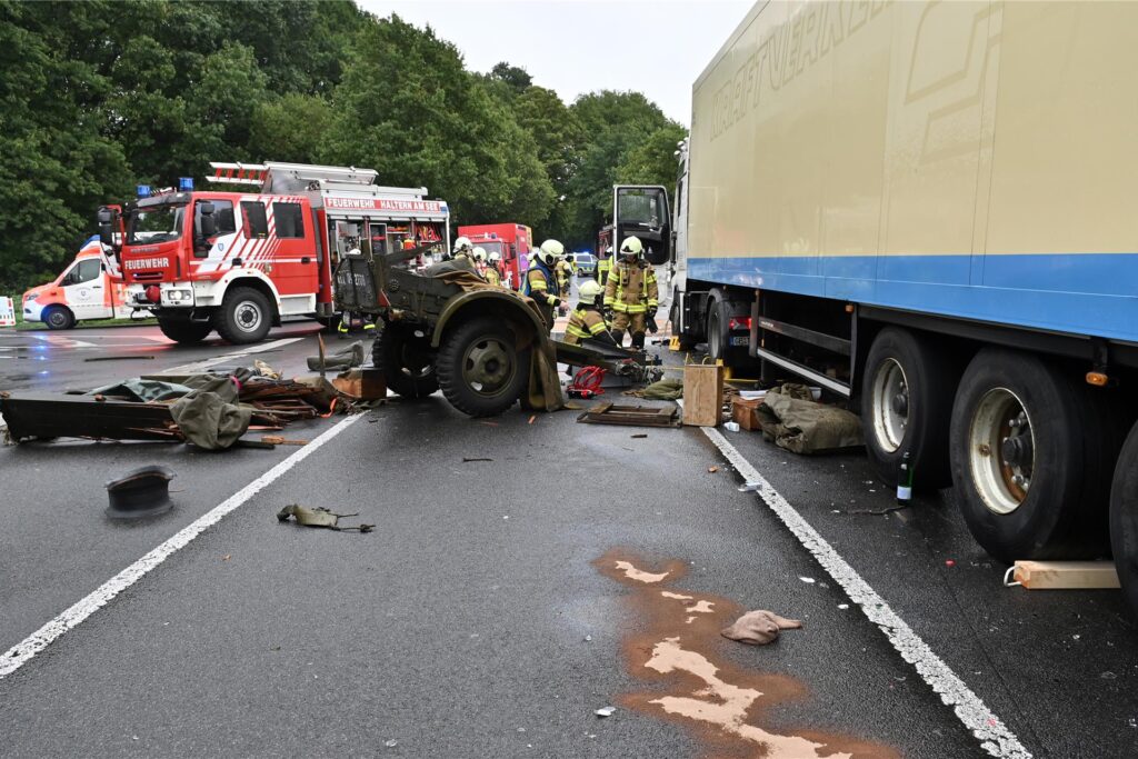 Der Oldtimer samt Anhänger sollte bei einem Event in Belgien ausgestellt werden. Der Oldtimer samt Anhänger sollte bei einem Event in Belgien ausgestellt werden.