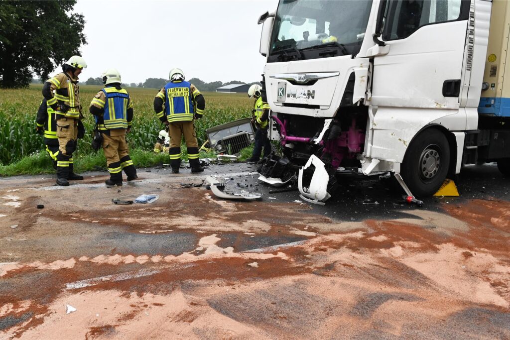 Sylvia und Jens Steinhoff wurden bei dem Aufprall aus dem Fahrzeug geschleudert. Die 49-Jährige steckte unter der Lkw-Achse fest. Sylvia und Jens Steinhoff wurden bei dem Aufprall aus dem Fahrzeug geschleudert. Die 49-Jährige steckte unter der Lkw-Achse fest.
