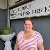 Kirsten Wehenkel steht vor dem Clubhaus, der Vereinsgastronomie des VfL Tennis, wo sie ihre Gäste bewirtet. Sie kann keinen Einbruch beim Trinkgeld feststellen.
