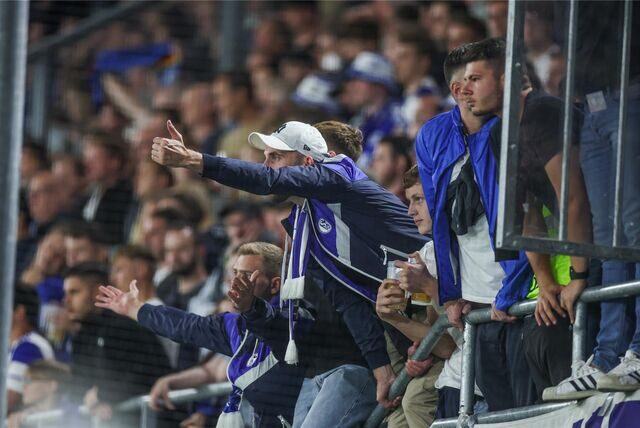 Aufgebrachte Schalker Fans bei der 1:3-Niederlage beim SC Paderborn.