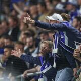Aufgebrachte Schalker Fans bei der 1:3-Niederlage beim SC Paderborn.
