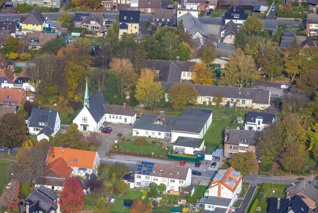 Das Geländes des Albert-Schweitzer-Hauses hinter der Auferstehungskirche in Weddinghofen ist geprägt vom alten Baumbestand.