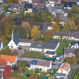 Das Geländes des Albert-Schweitzer-Hauses hinter der Auferstehungskirche in Weddinghofen ist geprägt vom alten Baumbestand.