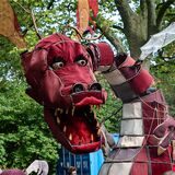 „Da machste Augen, woll?“ Ein großer roter Drache drehte am Samstag seine Runden vor dem Evinger Schloss.