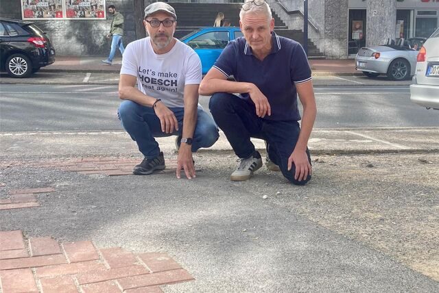 Thomas Teltz und Thomas Vögeler ärgern sich wie hier am Freistuhl über den Flickenteppich auf Straßen und Plätzen der City, die sie fotografisch dokumentiert haben.