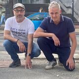 Thomas Teltz und Thomas Vögeler ärgern sich wie hier am Freistuhl über den Flickenteppich auf Straßen und Plätzen der City, die sie fotografisch dokumentiert haben.