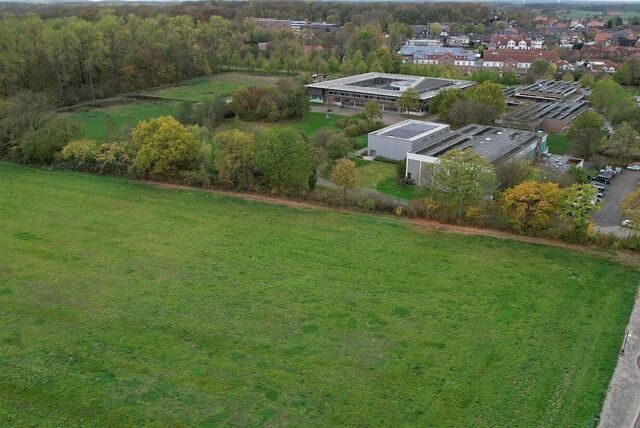 Auf der grünen Wiese neben der Gesamtschule soll das Hotelquartier entstehen.