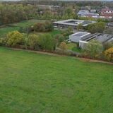 Auf der grünen Wiese neben der Gesamtschule soll das Hotelquartier entstehen.