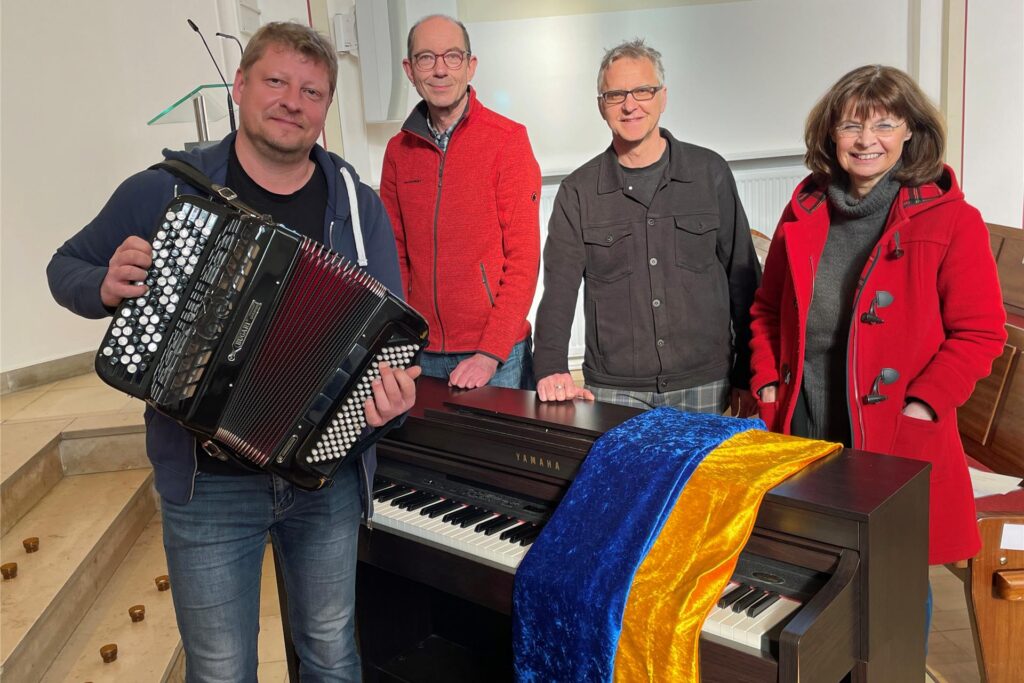 In Werne gab Ruslan Maximovski (l.) kurz nach dem Beginn des russischen Angriffskrieges ein Benefizkonzert für die Ukraine in der Lutherkirche.