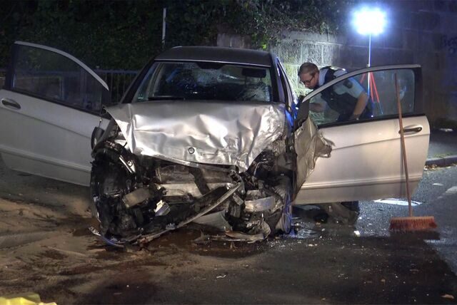 Ein Mercedes ist auf der B236 in Schwerte kurz vor der Bahnunterführung in einer Kurve von der Fahrbahn abgekommen und gegen eine Hauswand geschleudert. Drei junge Männer wurden schwer verletzt.