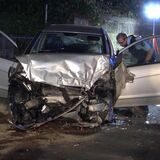 Ein Mercedes ist auf der B236 in Schwerte kurz vor der Bahnunterführung in einer Kurve von der Fahrbahn abgekommen und gegen eine Hauswand geschleudert. Drei junge Männer wurden schwer verletzt.