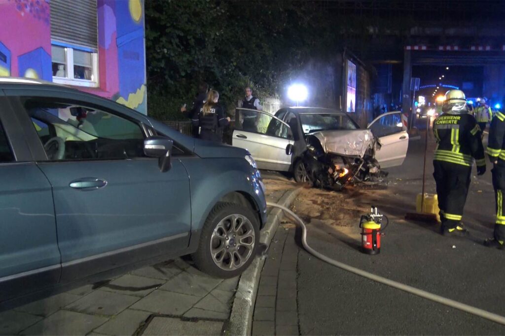 Der Mercedes kam aus bisher ungeklärten Gründen von der Straße ab. Der Mercedes kam aus bisher ungeklärten Gründen von der Straße ab.