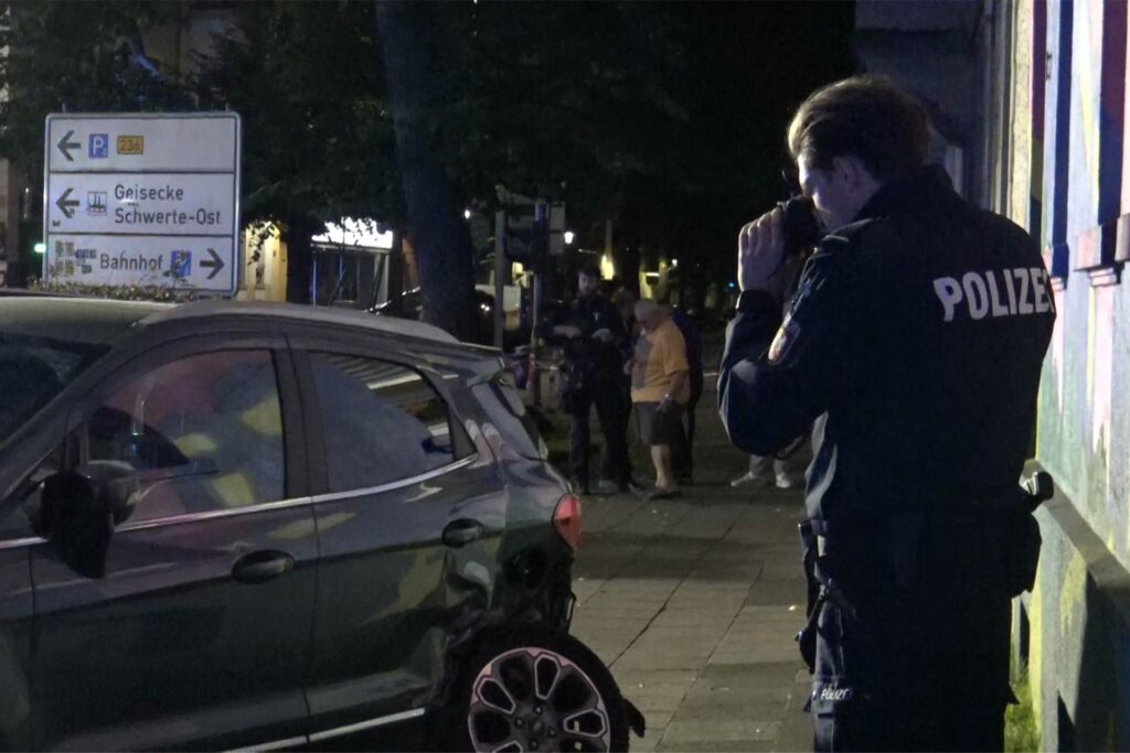 Auch ein geparkter Ford wurde bei dem Unfall beschädigt und gegen die Hauswand geschleudert. Auch ein geparkter Ford wurde bei dem Unfall beschädigt und gegen die Hauswand geschleudert.