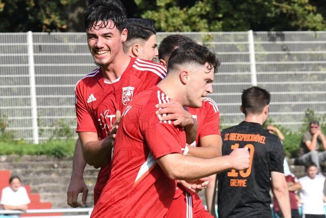 Denis Czarnecki (l.) beglückwünscht Enis Delija nach dessen Tor zum 1:0 für den Lüner SV.