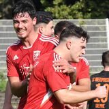 Denis Czarnecki (l.) beglückwünscht Enis Delija nach dessen Tor zum 1:0 für den Lüner SV.
