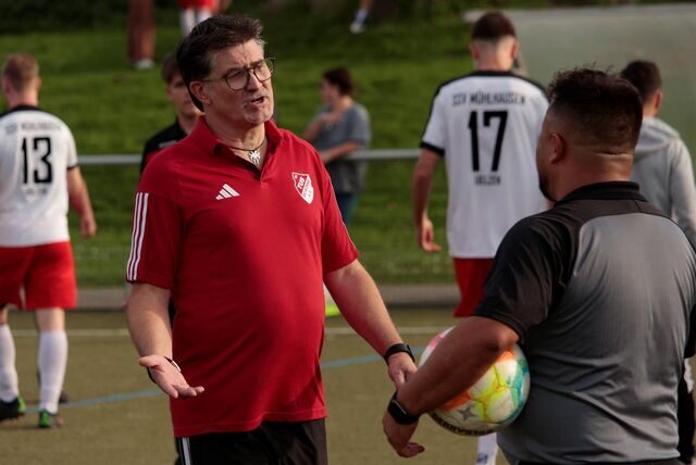 Dirk Sörries beschwert sich beim Schiedsrichter Alaaddin Akkoc (r.).