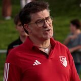 Dirk Sörries beschwert sich beim Schiedsrichter Alaaddin Akkoc (r.).