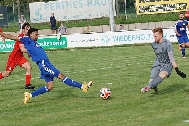 Das lange Bein von Dylan Pires (l.) reichte nicht aus, um den Ball am gegnerischen Keeper Thorben Schmidt vorbeizubringen.