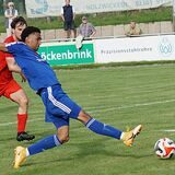 Das lange Bein von Dylan Pires (l.) reichte nicht aus, um den Ball am gegnerischen Keeper Thorben Schmidt vorbeizubringen.