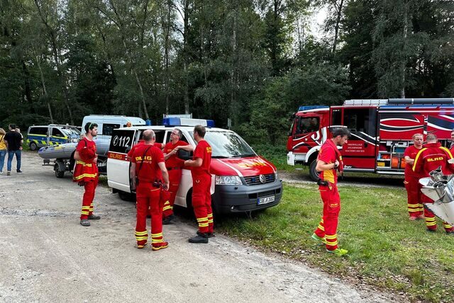 Rettungskräfte der Feuerwehr und Polizei eilten am Sonntagnachmittag zum Silbersee II in Haltern.