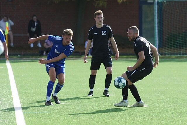 Cappenbergs Yannick Harhoff (r.), hier gegen Jannis Stiepermann (l.), traf in der dritten Minute der Nachspielzeit zum 4:4.