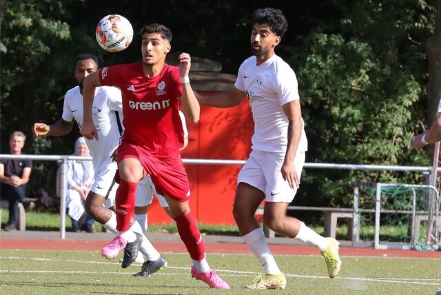 Der SV Brackel setzte sich gegen den Königsborner SV um Sam Armandeh (r.) durch.