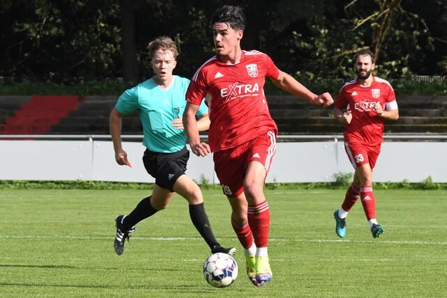 Denis Czarnecki treibt den Ball über das Spielfeld.