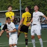 Noel Lahr (M.) und Frederik Ströwe (beide SuS in Gelb) im Kampf um die Lufthoheit im KSV-Strafraum gegen Moritz Köhler (r.) und Lennart Kutscher (beide KSV).