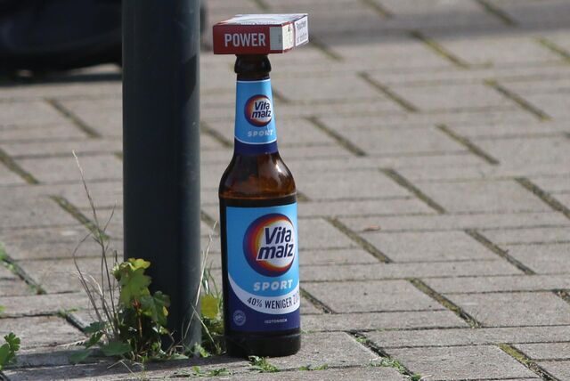 Eine Schachtel Zigarette auf einer Vitamalz-Flasche.