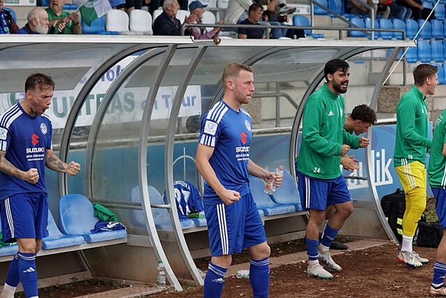 Erleichteruing und rausgeschriene Freude nicht nur bei den Bankspielern, sondern im ganzen Team des HSC nach dem knappen 1:0-Sieg gegen Concordia Wiemelhausen.