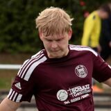 Simon Baehr schießt den Ball.