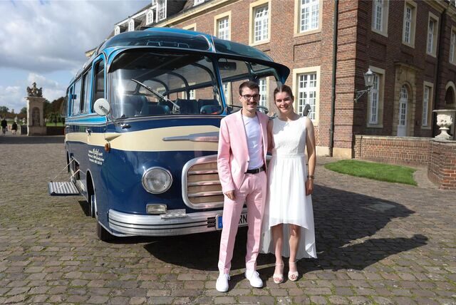 Jonas und Larina Wiesen haben am Schloss Nordkirchen geheiratet. Sie sind Steuerleute in den Deutschland-Achtern beim Rudern.